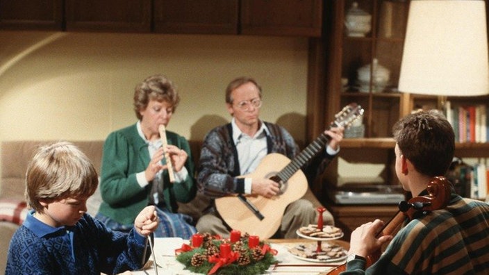 Hausmusik bei Beimers (v.l.): Klausi (Moritz A. Sachs), Helga (Marie-Luise Marjan), Hans (Joachim Hermann Luger) und Benny (Christian Kahrmann).