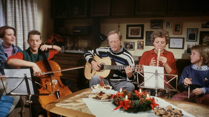 Hausmusik: Traditionell läuten die Beimers die Adventszeit ein (v.l.: Nina Vorbrodt, Christian Kahrmann, Joachim Hermann Luger, Marie-Luise Marjan, Moritz A. Sachs).