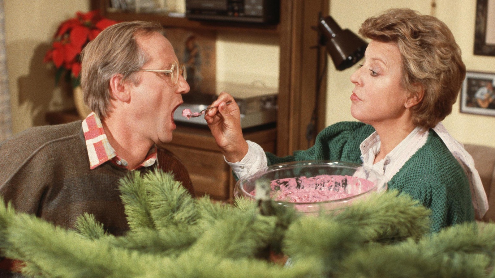 Helga Beimer füttert ihren Hans zu Weihnachten