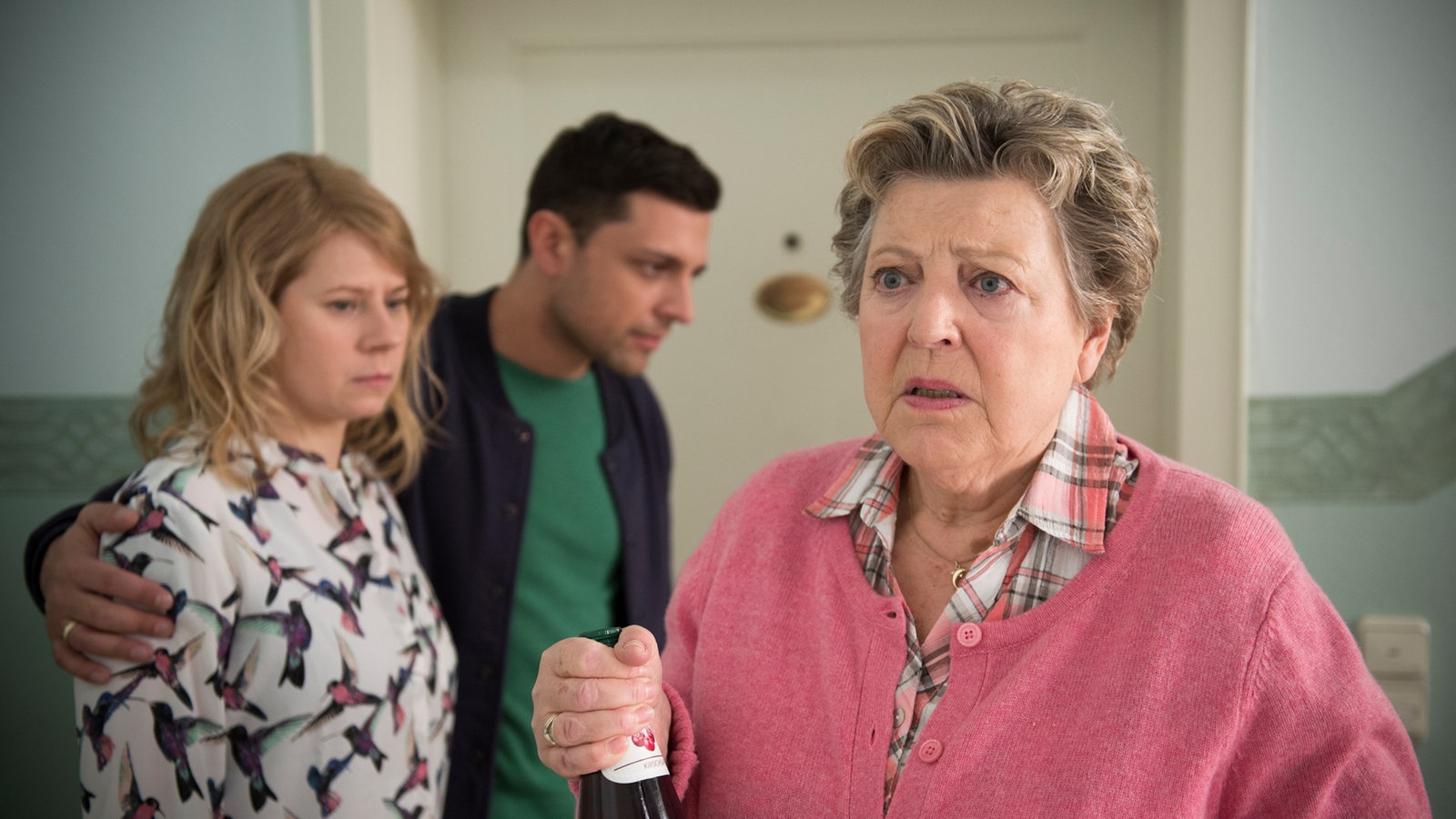 Helga geht entsetzt von Nina und Enzo weg