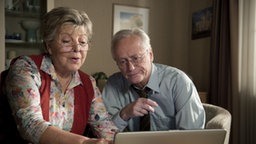 Helga hilft Hans bei der Jobsuche im Internet