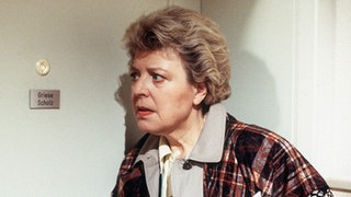 Helga (Marie-Luise Marjan) belauscht ein aufschlussreiches Gespräch zwischen Scholz und Berta.