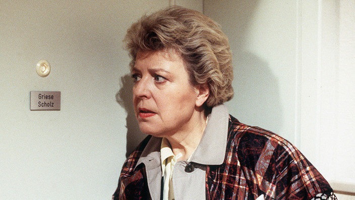 Helga (Marie-Luise Marjan) belauscht ein aufschlussreiches Gespräch zwischen Scholz und Berta.