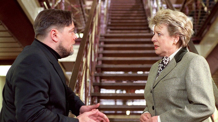 Helga (Marie-Luise Marjan) berät sich mit dem Gefängnispfarrer (Thorsten Münchow) über Leas Zukunft.