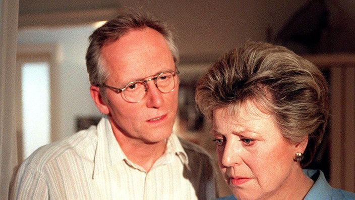 Helga (Marie-Luise Marjan) bittet Hans (Joachim Hermann Luger), sie in ihrem Kampf um Lea zu unterstützen.