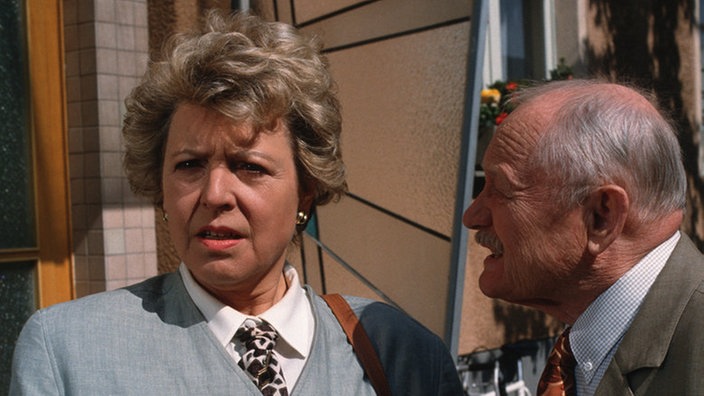 Helga (Marie-Luise Marjan) engagiert Onkel Franz (Martin Rickelt) als privaten Bodyguard für Klausi.