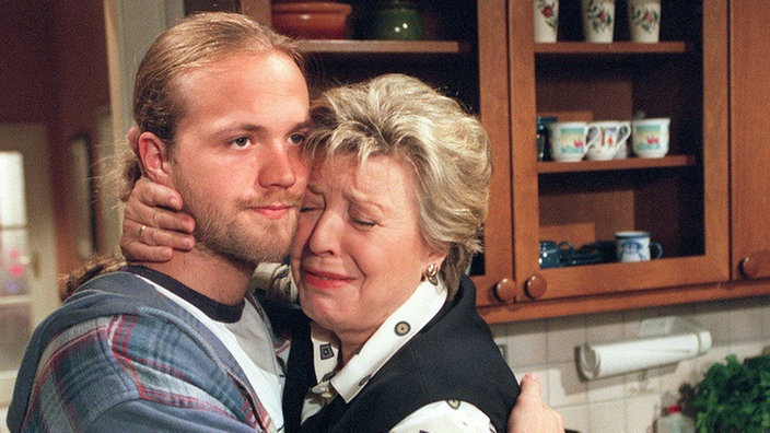 Helga (Marie-Luise Marjan) fällt der Gedanke, aus der Lindenstraße wegzuziehen und Erich nach Irland zu folgen, sichtlich schwer. Bei Klaus (Moritz A. Sachs) lässt sie ihren Gefühlen freien Lauf.