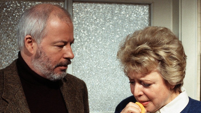 Helga (Marie-Luise Marjan) gesteht Erich (Bill Mockridge), dass sie vorübergehend zwei Flüchtlingskinder aufnehmen will.