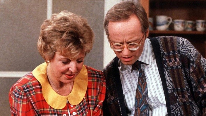 Helga (Marie-Luise Marjan) hat ihre Diät beendet und für Hans (Joachim Hermann Luger) gekocht.
