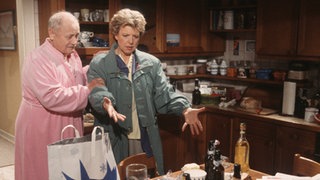 Helga (Marie-Luise Marjan) ist entsetzt, dass Onkel Franz (Martin Rickelt) die Wohnung während ihres Urlaubs in einen Saustall verwandelt hat.