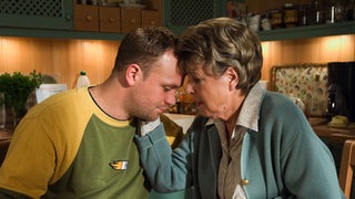 Helga (Marie-Luise Marjan) ist erst sauer auf Klaus (Moritz A. Sachs), wird aber dann doch von ihrem Muttergefühl übermannt: Sie steht ihrem Sohn auch in dieser schwierigen Situation bei.