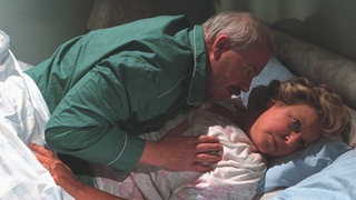Helga (Marie-Luise Marjan) ist frustriert. Sie zweifelt an ihrer Beziehung zu Erich (Bill Mockridge).