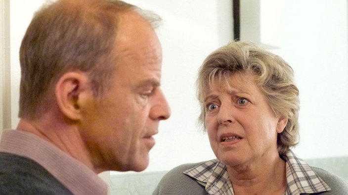 Helga (Marie-Luise Marjan) ist verzweifelt und bittet Hajo (Knut Hinz), ihr bei der Unterbringung von Onkel Franz zu helfen.