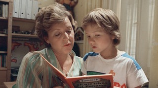 Helga (Marie-Luise Marjan) kann Klausis (Moritz A. Sachs) Fragen nach Benny auch nicht beantworten.