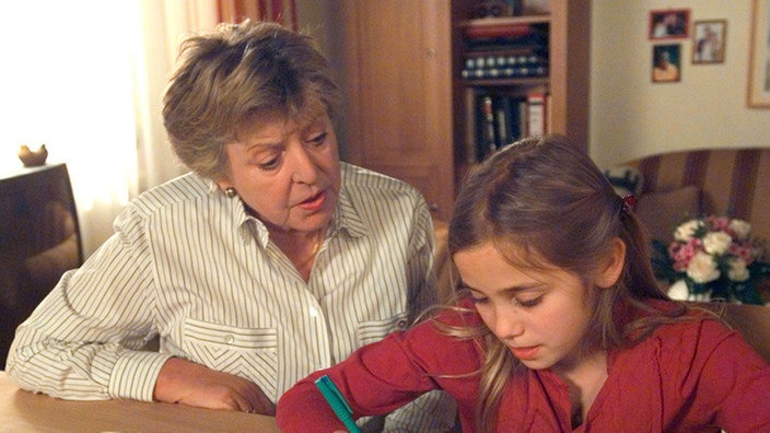Helga (Marie-Luise Marjan) kann Lea (Anna Sophia Claus) in ihrem Eifer kaum bremsen: Ihre Enkelin will unbedingt aufs Gymnasium.