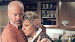 Helga (Marie-Luise Marjan) klagt Erich (Bill Mockridge) ihr Leid mit Klaus.