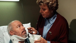 Helga (Marie-Luise Marjan) kümmert sich um Erich (Bill Mockridge), der mittlerweile in ein Münchener Krankenhaus verlegt wurde.