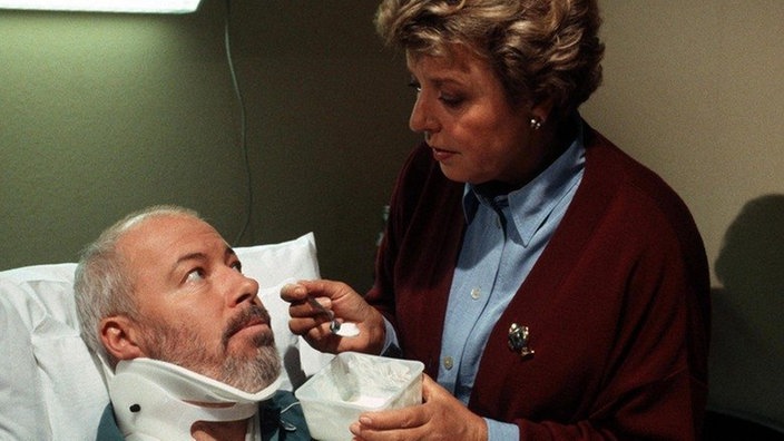 Helga (Marie-Luise Marjan) kümmert sich um Erich (Bill Mockridge), der mittlerweile in ein Münchener Krankenhaus verlegt wurde.