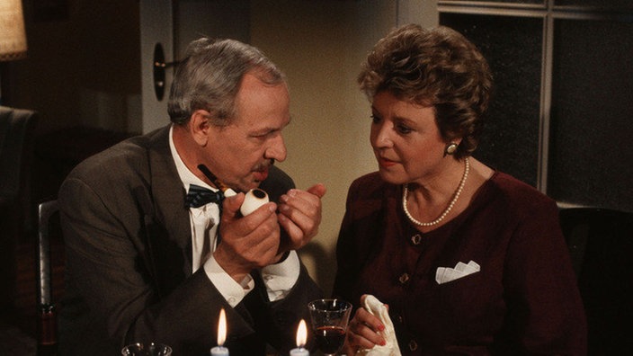Helga (Marie-Luise Marjan) lädt Herrn Eisenbeiß (Helmut Everke), den sie über eine Kontaktanzeige kennengelernt hat, zum Abendessen ein.
