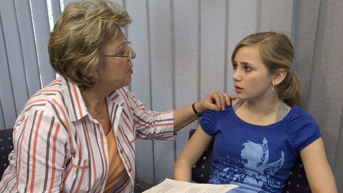 Helga (Marie-Luise Marjan, links) bekommt einen Schrecken: Alles deutet darauf hin, dass Enkelin Lea (Anna-Sophia Claus) das Schuljahr wiederholen muss.