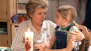 Helga (Marie-Luise Marjan, links) betet mit Lea (Anna-Sophia Claus) für deren Mama Maja.
