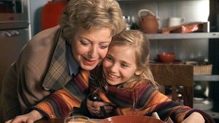 Helga (Marie-Luise Marjan, links) freut sich, dass Lea (Anna Sophia Claus) endlich wieder lachen kann.