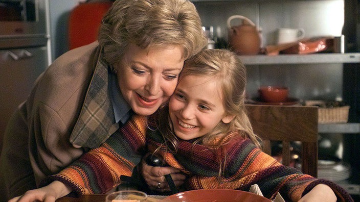 Helga (Marie-Luise Marjan, links) freut sich, dass Lea (Anna Sophia Claus) endlich wieder lachen kann.