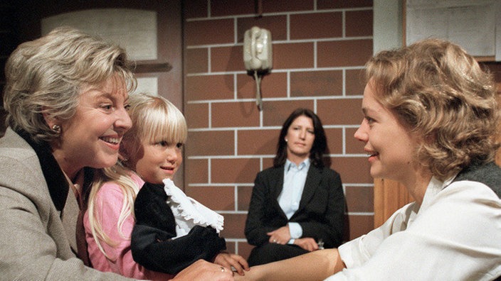 Helga (Marie-Luise Marjan, links) freut sich sehr, Lea (Anna Sophia Claus, Mitte) und Maja (Christine Stienemeier) nach längerer Zeit wieder zu sehen.