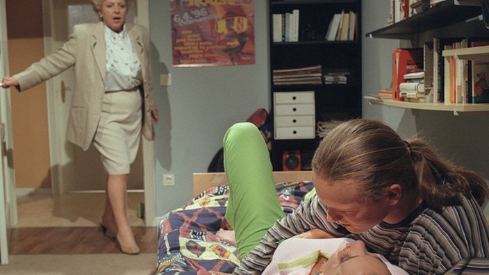 Helga (Marie-Luise Marjan, links) überrascht Klaus (Moritz A. Sachs) und Pat (Giada Gray) bei ihrer privaten Freizeitgestaltung.