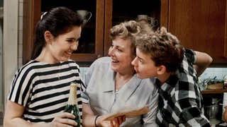 Helga (Marie-Luise Marjan, Mitte) und Benny (Christian Kahrmann) freuen sich mit Marion (Ina Bleiweiß) über das bestandene Abitur.