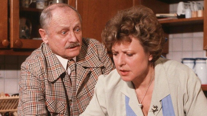 Helga (Marie-Luise Marjan) reagiert ungehalten auf Onkel Franz (Martin Rickelt).