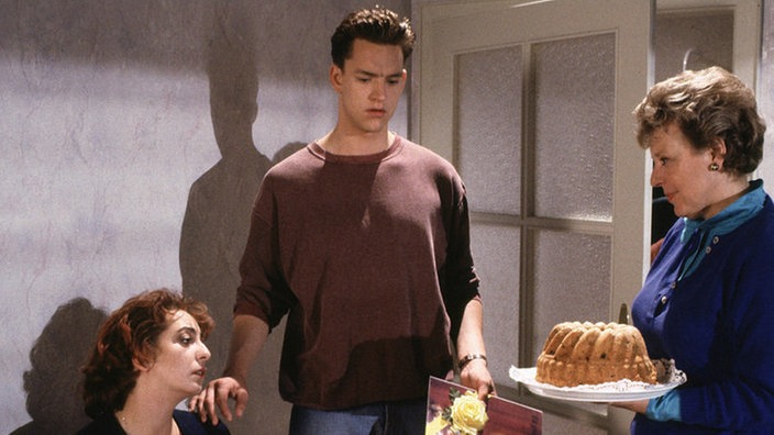 Helga (Marie-Luise Marjan, rechts) hat für Benny (Christian Kahrmann) und Claudia Rantzow (Manon Straché) Kuchen gebacken.