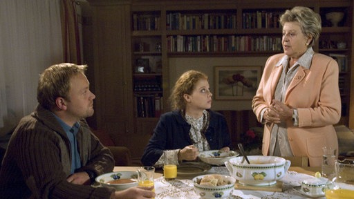 Helga (Marie-Luise Marjan, rechts) hat Nastya (Anja Antonowicz) und Klaus (Moritz A. Sachs) zum Essen eingeladen – nicht ohne Hintergedanken. Ihr ist die Beziehung seit langem ein Dorn im Auge.