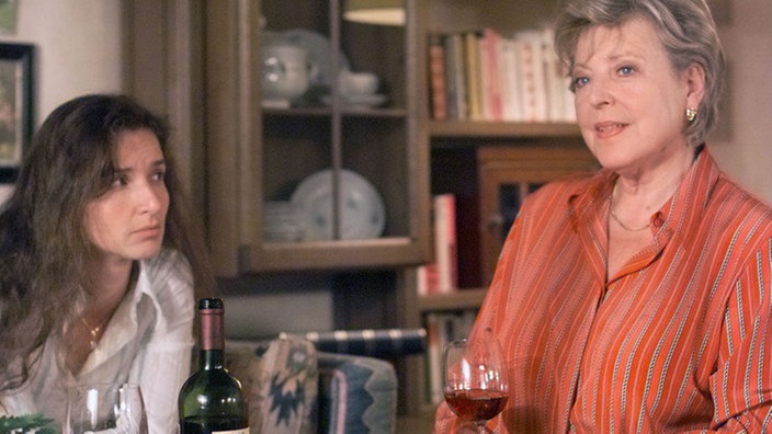 Helga (Marie-Luise Marjan, rechts) ist sich sicher, Dominique (Brigitte Annessy) bei der Lösung eines schwierigen Problems helfen zu können.