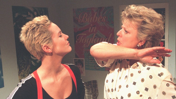 Helga (Marie-Luise Marjan, rechts) reißt endgültig der Geduldsfaden - sie erhebt die Hand gegen Pat (Giada Gray).