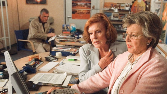Helga (Marie-Luise Marjan, rechts) und Isolde (Marianne Rogée) informieren sich über Möglichkeiten, das Haus Nr. 3 zu modernisieren.