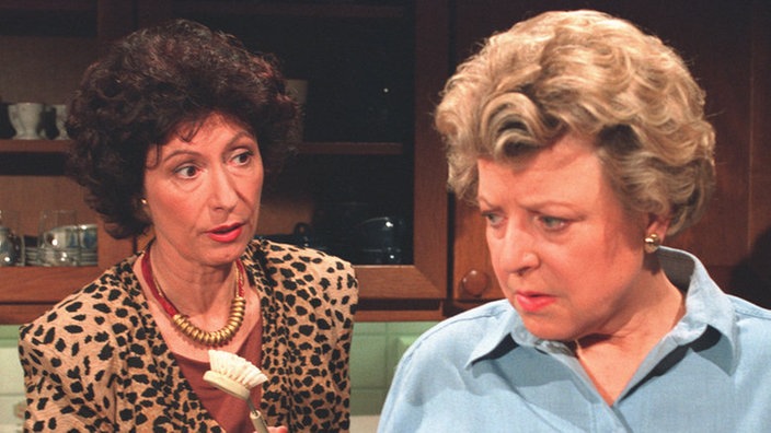 Helga (Marie-Luise Marjan, rechts) und Marlene (Renate Köhler) trauen dem Braten nicht. Wo steckt Erich wohl?