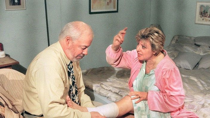 Helga (Marie-Luise Marjan) redet mit Erich (Bill Mockridge)