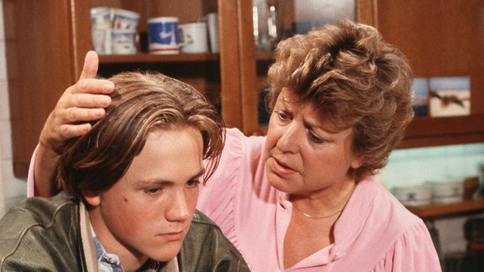 Helga (Marie-Luise Marjan) sorgt sich um ihren Sohnemann Klaus (Moritz A. Sachs).