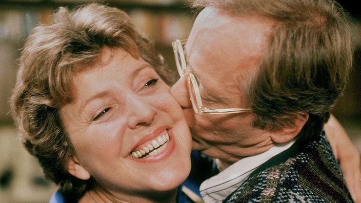 Helga (Marie-Luise Marjan) strahlt. Endlich wieder Harmonie zwischen ihr und Hans (Joachim Luger).
