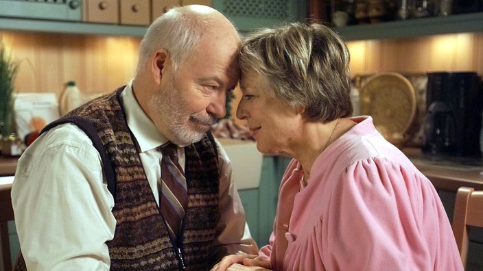 Helga (Marie-Luise Marjan) sucht Trost bei Erich (Bill Mockridge): Ihr wächst einfach alles über den Kopf.
