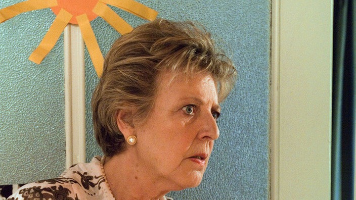 Helga (Marie-Luise Marjan) traut ihren Ohren nicht: Zufällig hört sie ein intimes Gespräch zwischen Klaus und Nastya mit.