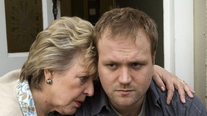 Helga (Marie-Luise Marjan) tröstet Klaus (Moritz A. Sachs): Der hat erkannt, dass Nina wohl so bald nicht zurückkehren wird.