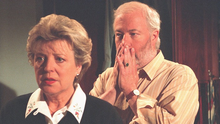 Helga (Marie-Luise Marjan) und auch angeblich Erich (Bill Mockridge) sind empört darüber, dass Erich schon wieder nach Irland muss.