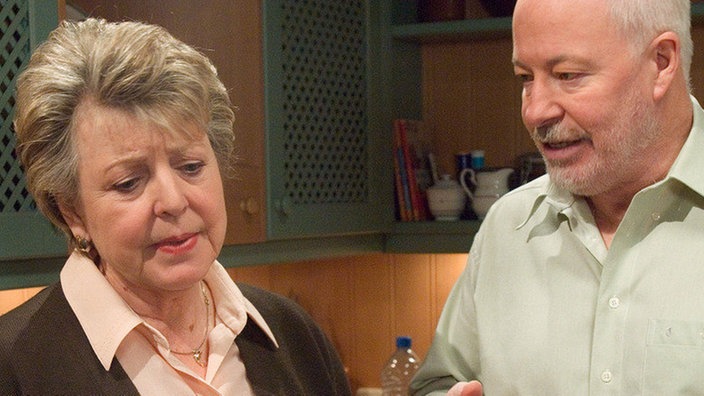 Helga (Marie-Luise Marjan) und Erich (Bill Mockridge) stehen vor einer schweren Entscheidung: Sollen sie das Reisebüro verkaufen?
