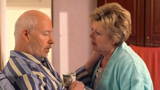 Helga (Marie-Luise Marjan) und Erich (Bill Mockridge) beraten, wie sie Nastya zu einem Gespräch mit dem Psychiater bewegen können.