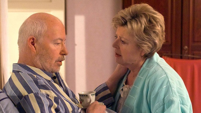 Helga (Marie-Luise Marjan) und Erich (Bill Mockridge) beraten, wie sie Nastya zu einem Gespräch mit dem Psychiater bewegen können.