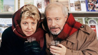Helga (Marie-Luise Marjan) und Erich (Bill Mockridge) bibbern: Jetzt ist auch noch die Heizung ausgefallen.