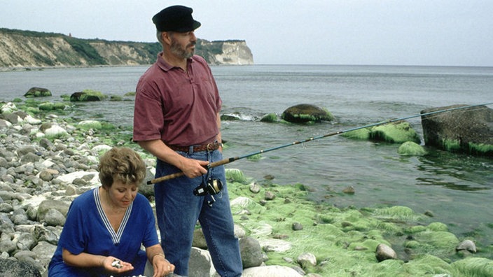 Helga (Marie-Luise Marjan) und Erich (Bill Mockridge) verbringen ihren Urlaub auf Rügen.