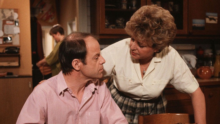 Helga (Marie-Luise Marjan) und Hajo (Knut Hinz) führen ein ausführliches Gespräch über die momentane Situation.
